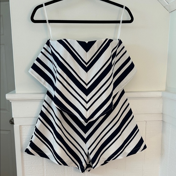 Selfie Leslie Navy & White Chevron Strapless Romper size Women’s Medium - Picture 1 of 10